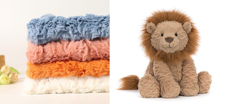 Amostras de tecido de peles artificiais macias empilhadas à esquerda e um brinquedo de leão de peluche com uma juba fofa à direita.