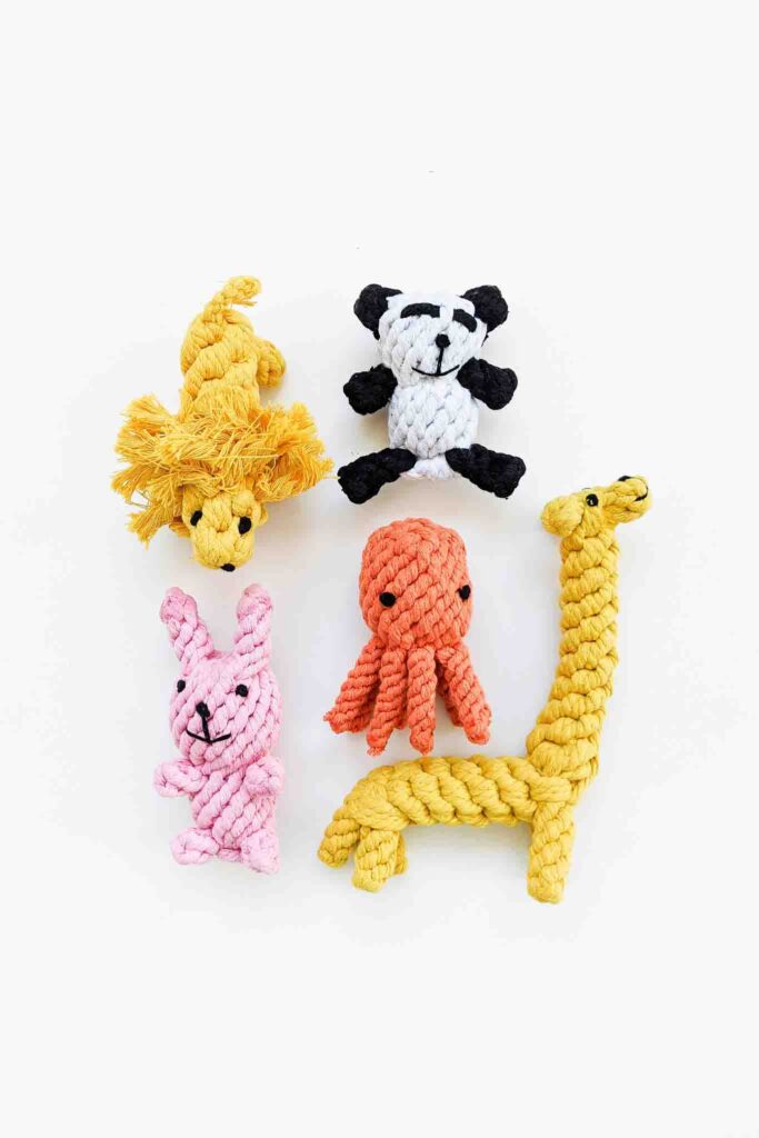 Set kleurrijke touw hondenspeeltjes in de vorm van een leeuw, panda, giraffe, octopus en konijn