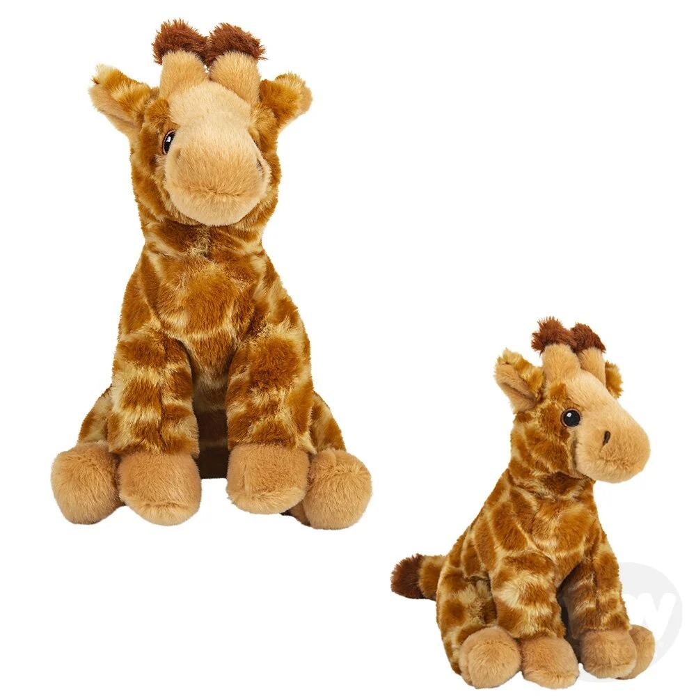 Twee zachte pluche giraffe knuffeldieren in verschillende maten op witte achtergrond.
