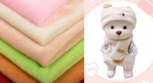 Diverses peluches pastel et vibrantes sont empilées sur la gauche, tandis qu'un ours en peluche habillé portant une écharpe et un chapeau est présenté sur la droite.