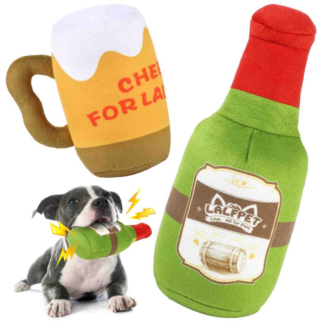 Jouets en peluche pour chiens avec bouteilles de bière, avec couineur et chiot qui joue