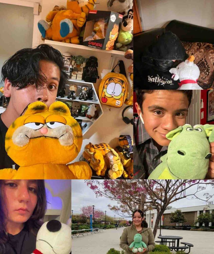 Άνθρωποι ποζάρουν με τον Garfield και άλλα βελούδινα παιχνίδια σε διάφορα σκηνικά.