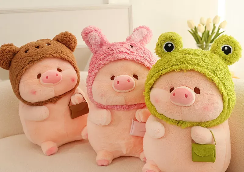 Drei niedliche Plüschschweine in Bären-, Hasen- und Froschkostümen mit Kapuze, die auf einer Couch mit kleinen Taschen sitzen.