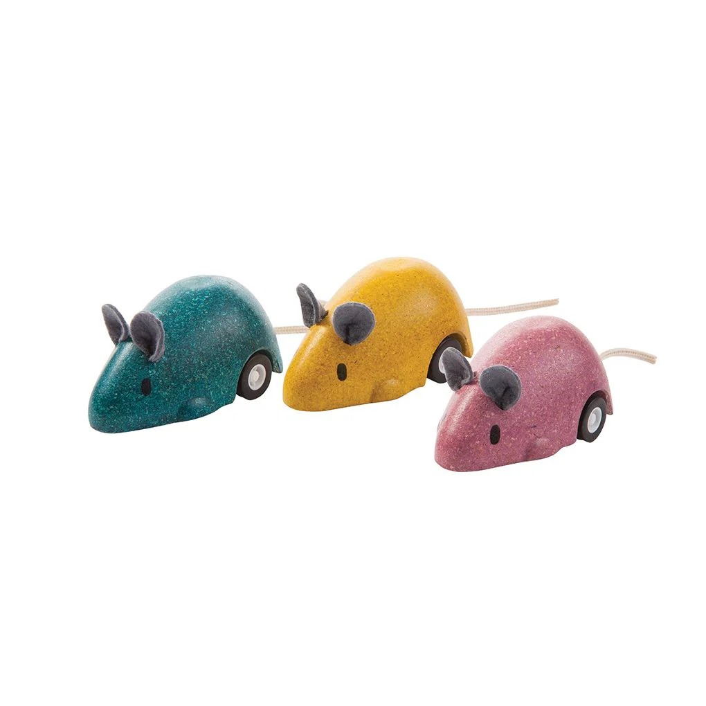 Set van drie kleurrijke pull-back muisspeeltjes voor katten in groenblauw, geel en roze met wieltjes en stoffen oren
