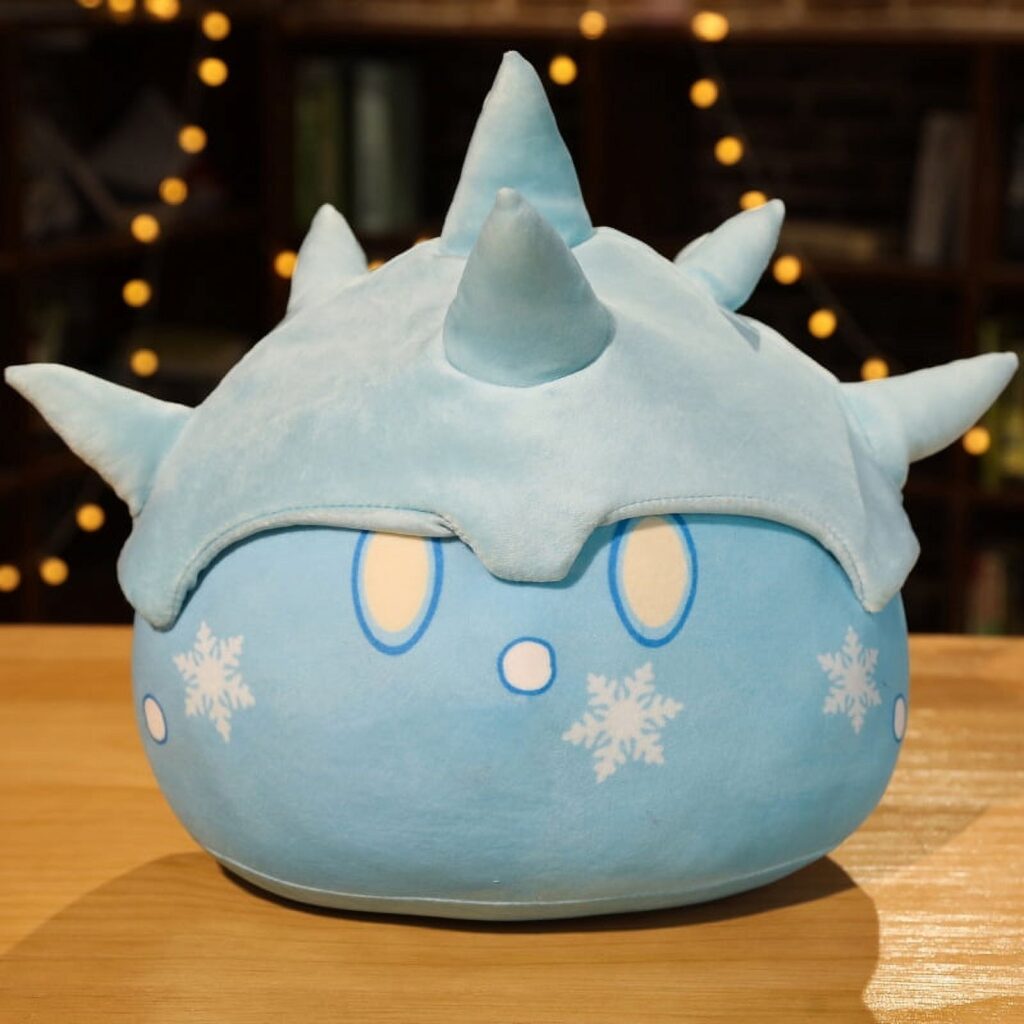 Schattig rond blauw pluchen speeltje met sneeuwvlokpatronen en gehoornde ijshelm op een houten tafel