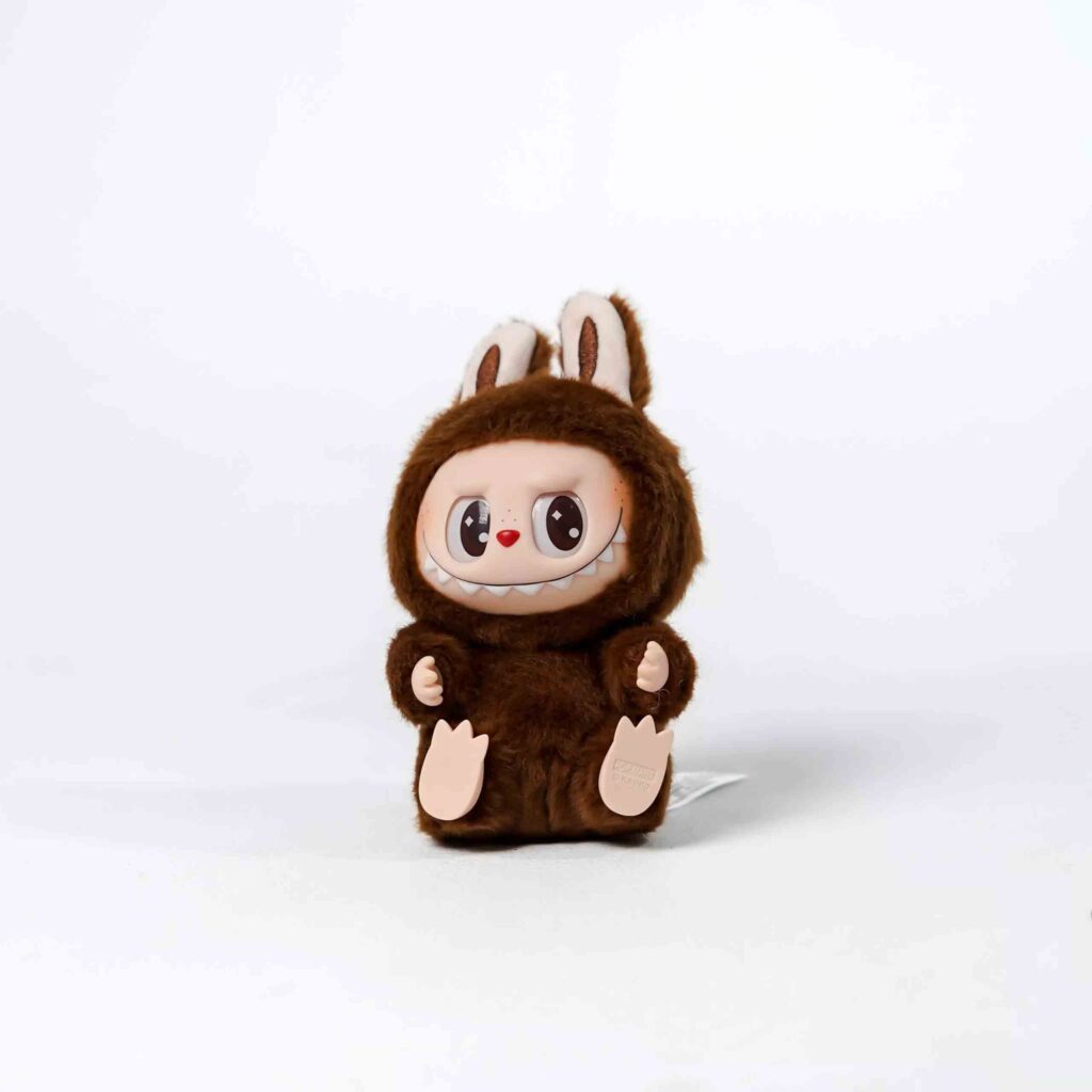 Poupée en peluche Labubu marron assise à la verticale