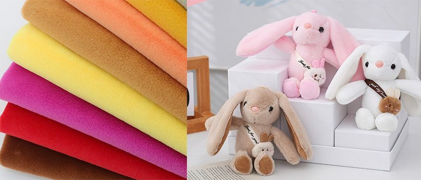 Le côté gauche présente des tissus en peluche empilés et vibrants en rouge, jaune, rose et marron ; le côté droit présente des peluches de lapin douces dans différentes teintes pastel, avec de longues oreilles et de mini compagnons.