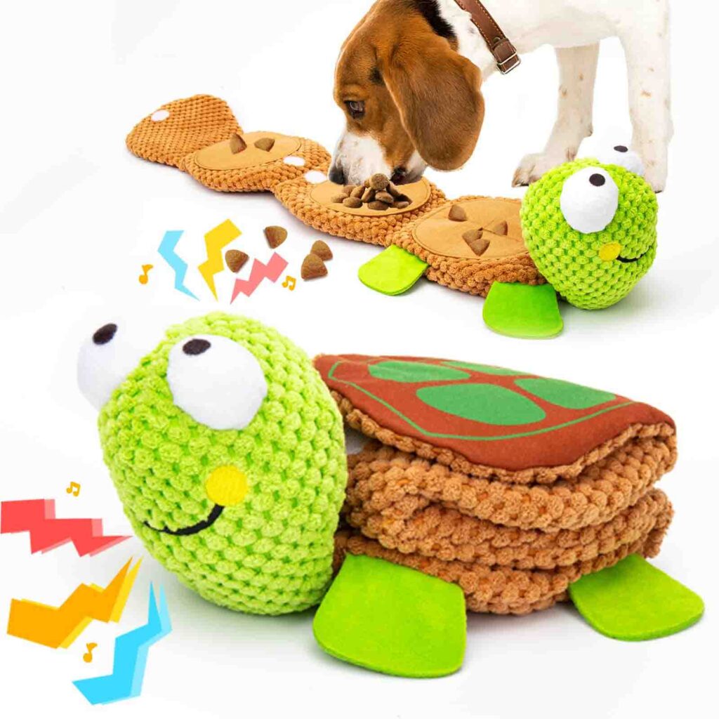 Jouet interactif en forme de tortue pour chien, pour les friandises, les couinements et l'entraînement au reniflage avec le chiot qui joue.