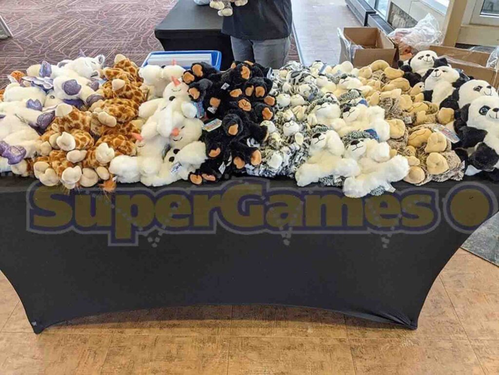 Tavolo pieno di peluche assortiti in occasione di un evento SuperGames