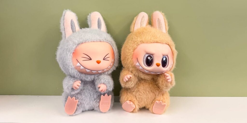 Deux peluches Labubu assises côte à côte