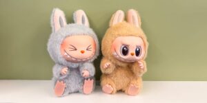 Deux peluches Labubu assises côte à côte