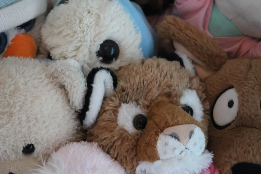 Un primo piano di vari animali di peluche ammassati tra loro