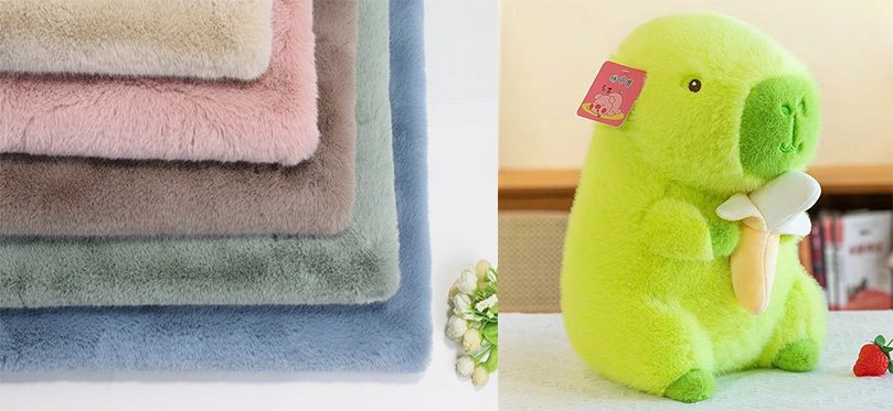 Pile de peluches pastel avec une peluche verte tenant une banane.