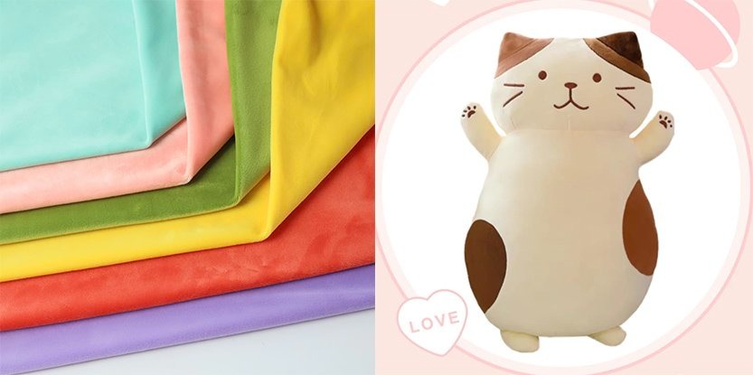 Folhas de tecido coloridas empilhadas ao lado de um peluche de gato macio com patas em relevo.