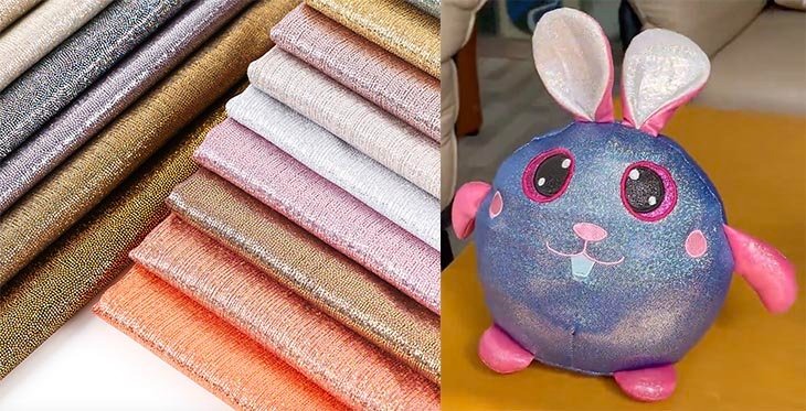 Tissu pelucheux à paillettes colorées et lapin brillant sur le canapé.