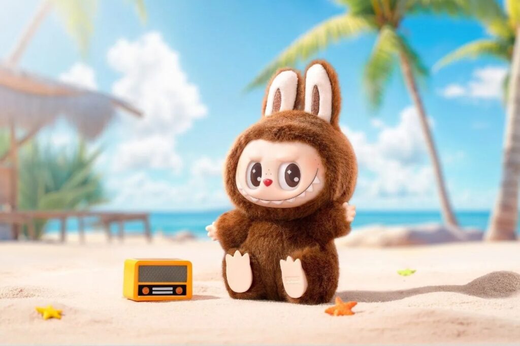 Labubu en peluche sur la plage avec la radio