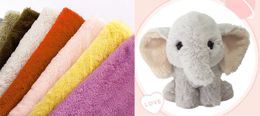 Amostras variadas de tecido de pelúcia colorido à esquerda e um bonito brinquedo de pelúcia de elefante cinzento à direita.