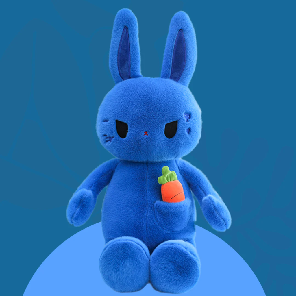 Lapin en peluche bleu tenant une carotte sur fond bleu.