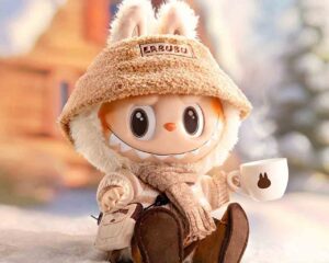 Jouet Labubu en tenue d'hiver avec tasse