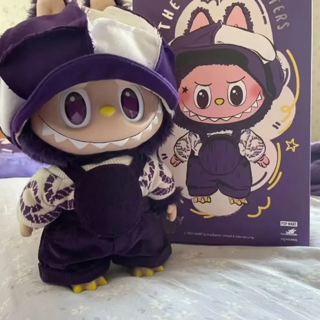 Poupée Labubu violette en salopette et carte d'emballage assortie