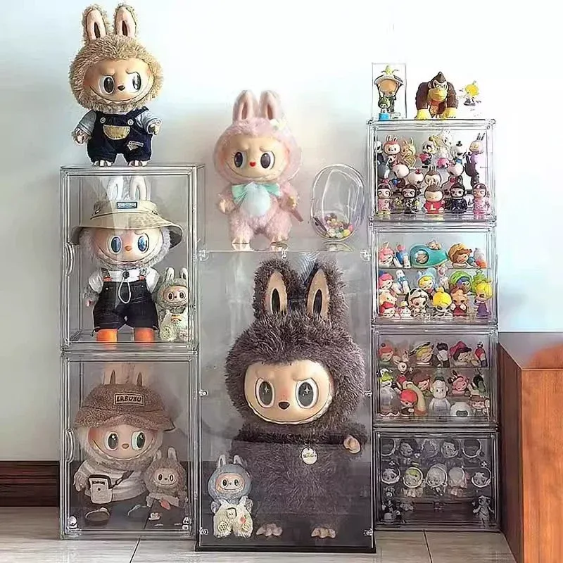 Plusieurs poupées et figurines Labubu dans des boîtes de présentation transparentes