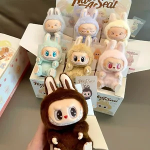 Poupées en peluche Labubu en costume de lapin présentées dans des boîtes